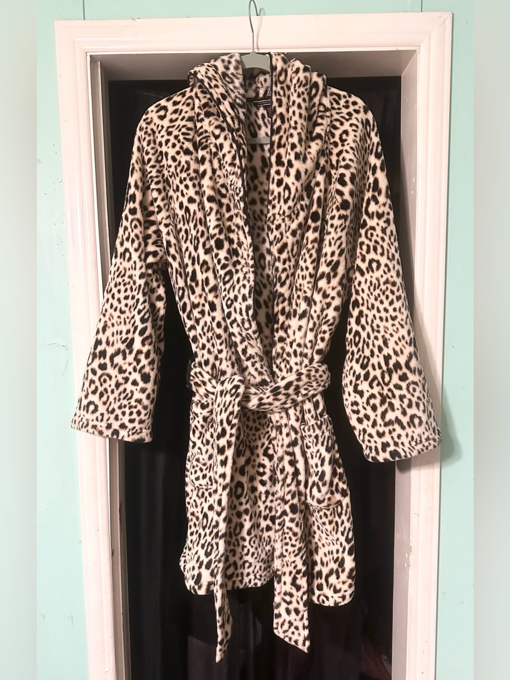 Victoria Secret hooded Leopard Print Plush Robe with Belt and pockets size M/L